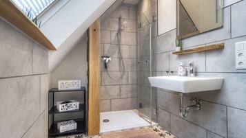 Dusche, Haartrockner, Handtücher