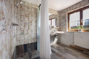 Een douche, een haardroger, handdoeken