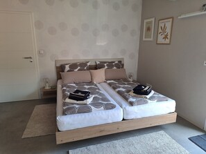 1 habitación, tabla de planchar con plancha, wifi gratis y ropa de cama