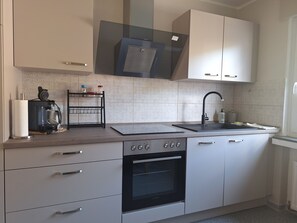 Kjøleskap, ovn, kokeplater og oppvaskmaskin