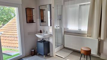Dusche, Haartrockner, Handtücher