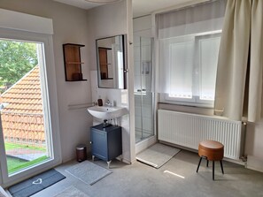 Dusj, hårføner og håndklær