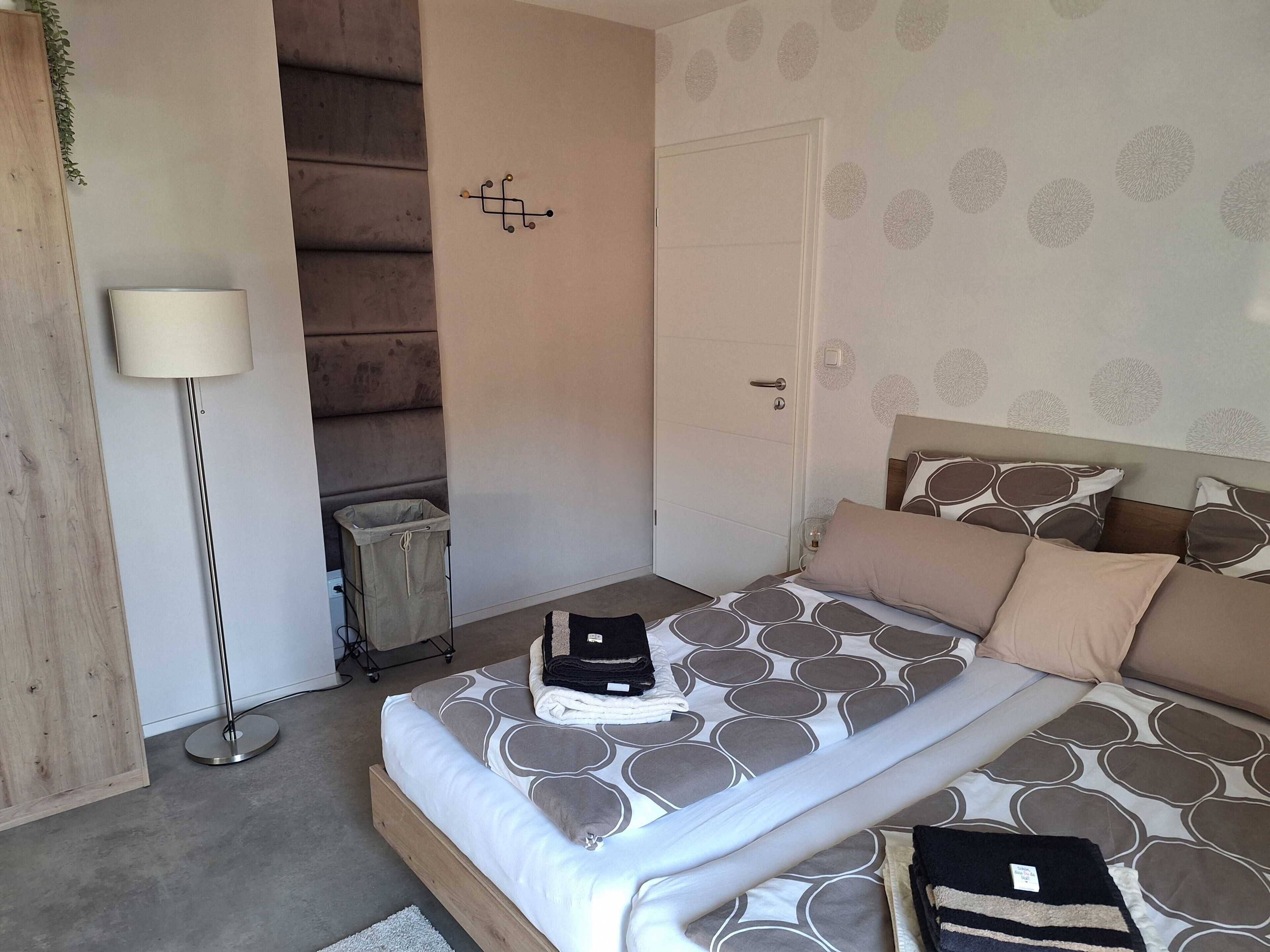 1 habitación, tabla de planchar con plancha, wifi gratis y ropa de cama 