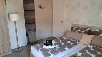 1 habitación, tabla de planchar con plancha, wifi gratis y ropa de cama