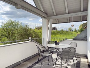 Outdoor dining - Apartment 'Weiherblick' with Balcony and Wi-Fi (Tettnang)