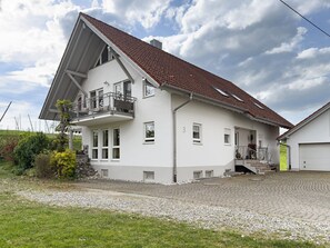 Exterior - Apartment 'Weiherblick' with Balcony and Wi-Fi (Tettnang)