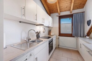 Een koelkast, een oven, een kookplaat, een vaatwasser