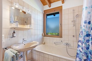 Dusche, Haartrockner, Handtücher