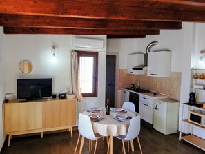 Dining - Cozy apartment in the center of Cagliari, overlooking the city. (Cagliari)