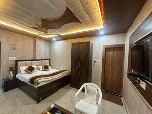 Deluxe Double Room | Select Comfort beds, desk, free WiFi - Ganga Godawari Guest House (Varanasi)