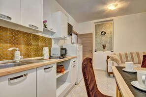 Réfrigérateur, micro-ondes, plaque de cuisson, lave-vaisselle