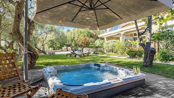 Outdoor spa tub