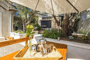 Outdoor dining - Apartment with Garden, Banjol (Banjol)