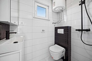 Shower, free toiletries, hair dryer, towels