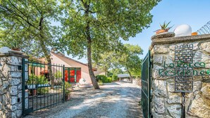 A stone gate with a sign reading "La Roca Residence". - La Rocca by Interhome (Magione)