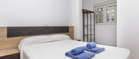 3 bedrooms, desk, Internet