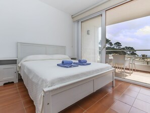 3 bedrooms, desk, internet