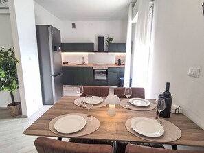 Fridge, oven, dishwasher, cookware/dishes/utensils