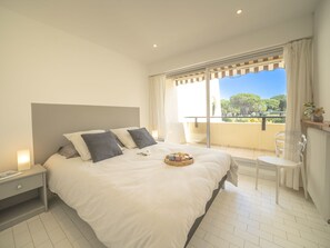 2 bedrooms, desk, internet