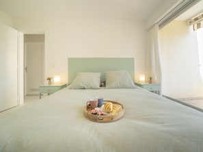 2 bedrooms, desk, internet