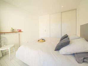 2 bedrooms, desk, Internet