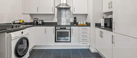 Geladeira, micro-ondas, fogão, cooktop
