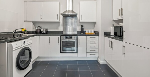 Kühlschrank, Mikrowelle, Ofen, Herdplatte