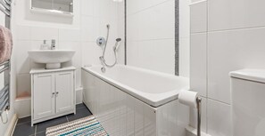 Haartrockner, Handtücher, Seife, Shampoo
