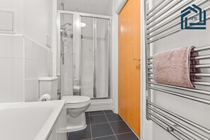 Hair dryer, towels, soap, shampoo - Serenity Central - Spacious luxury 1 Bed Apartment in the centre of Reading! (Reading)