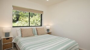 5 bedrooms, iron/ironing board, Internet, bed sheets