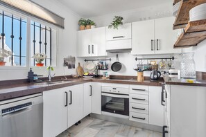Kühlschrank, Mikrowelle, Ofen, Geschirrspüler
