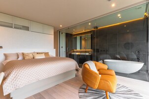 Condominium KISIN [BONBORI] ,No smoking | 2 bedrooms, desk, blackout drapes, bed sheets