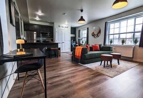 Free Parking & Mins to Downtown!