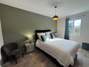 3 bedrooms, iron/ironing board, WiFi, bed sheets