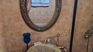 تجهيزات دش، مجففات شعر، مناشف، صابون