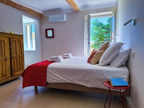 5 bedrooms, desk, travel cot, free WiFi