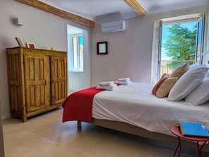 5 bedrooms, desk, iron/ironing board, travel cot