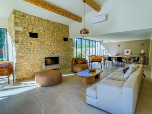 Smart-tv, een open haard, tafelvoetbal en boeken