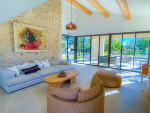 Smart-tv, een open haard, tafelvoetbal en boeken