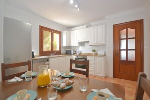 Fridge, microwave, oven, dishwasher - Mirador - Villa with spectacular sea views and private pool. (Alcúdia)