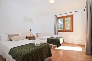 3 chambres, fer et planche à repasser, Wi-Fi gratuit, draps fournis