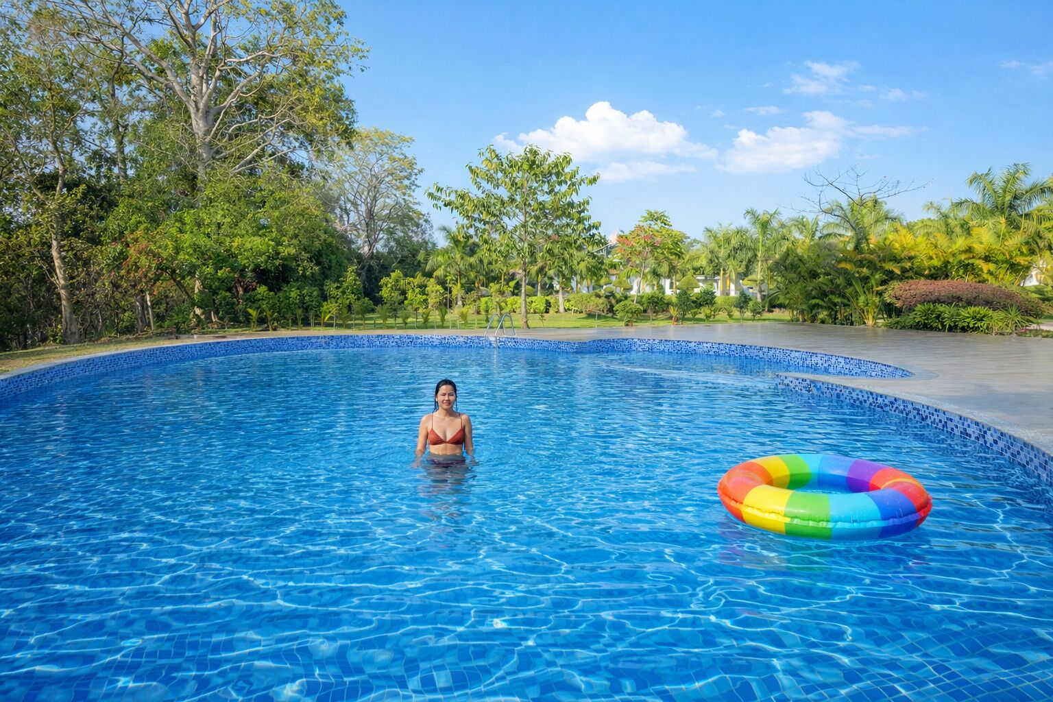 Una piscina al aire libre de temporada