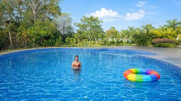 Una piscina al aire libre de temporada