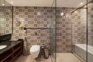 Quarto premium | Banheiro | Toalhas de banho, sabonete, shampoo 