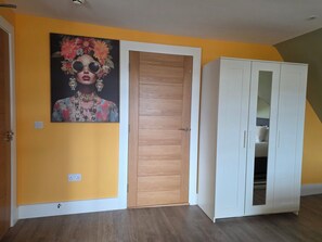 Habitación doble de lujo, vista a la colina | Tabla de planchar con plancha 