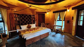 1 bedroom, desk, WiFi