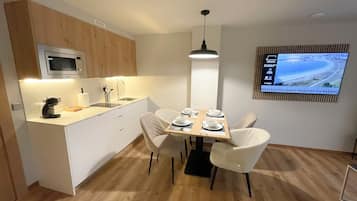 Apartemen Keluarga, pemandangan halaman | Dapur pribadi | Microwave, oven, kompor, dan ketel listrik