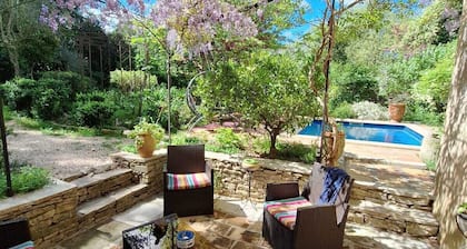 Character house near the center on a very quiet 2000 m2 wooded lot