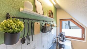 Kühlschrank, Ofen, Herdplatte, Wasserkocher mit Kaffee-/Teezubehör