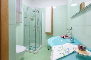 Een douche, een haardroger, een bidet, handdoeken
